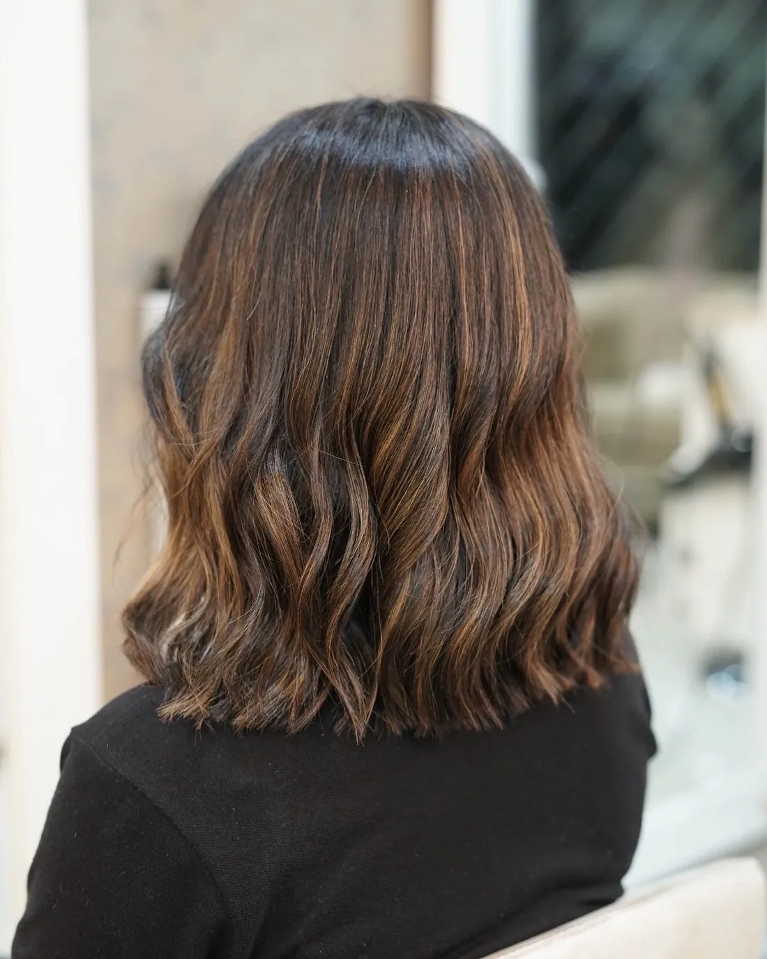 Cabello castaño con iluminación y ondas suaves
