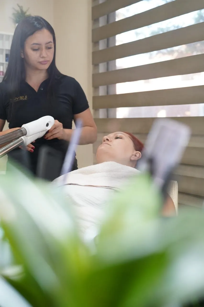 Profesional de Ilse Vila preparando el vaporizador para un tratamiento facial