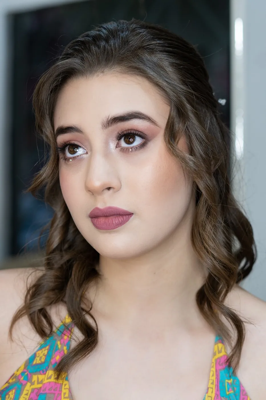Maquillaje y peinado de 15 años en tonos malva con ondas suaves
