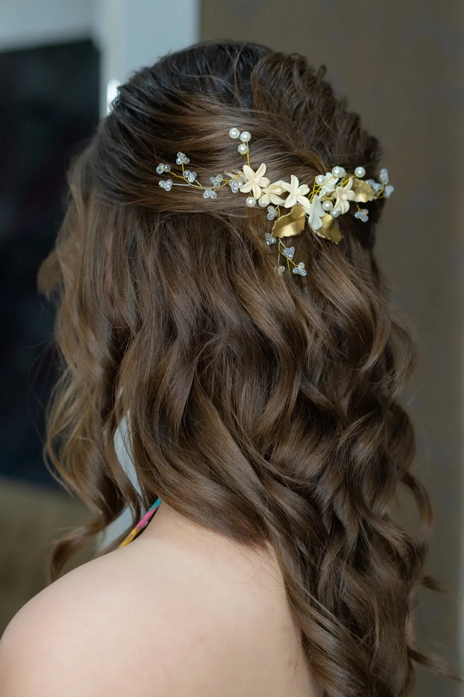 Semi recogido con ondas y tocado de flores y perlas