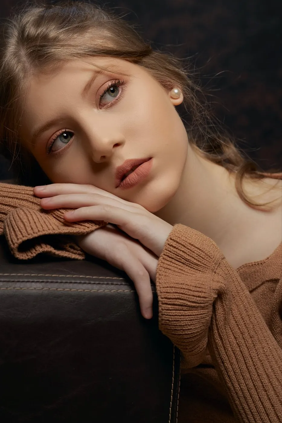 Maquillaje natural de 15 años en tonos tierra y labios nude