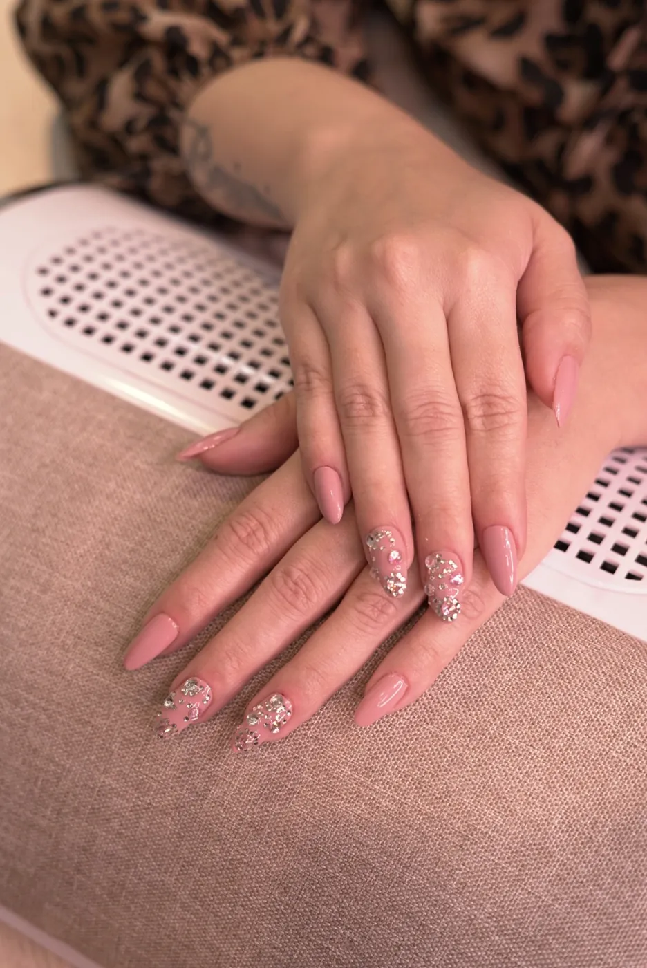 Uñas almendradas en soft gel rosa con cristales, hechas en el salón